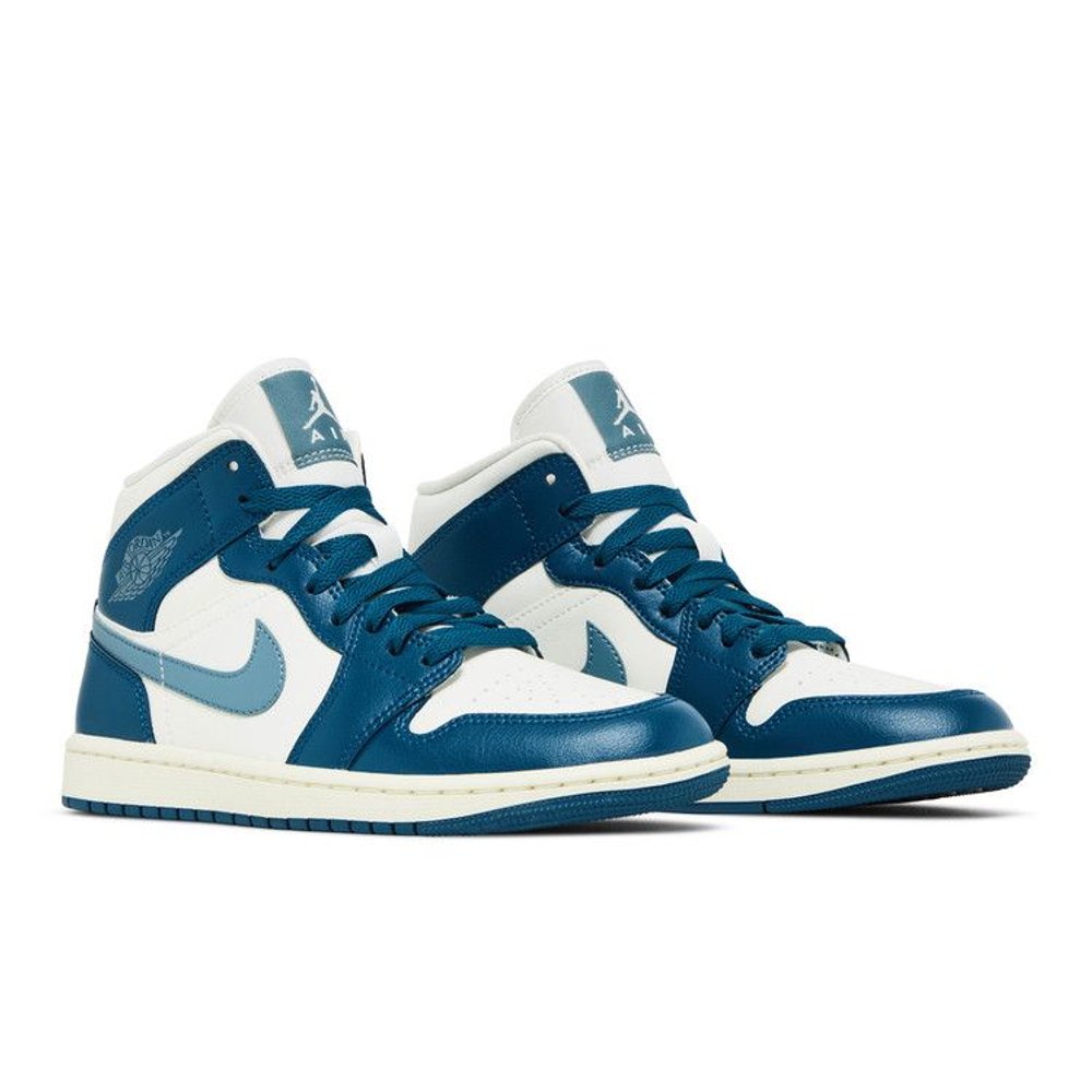 Jordan 1 Mid French Blue (W) – lifestyle foto | Purekickz