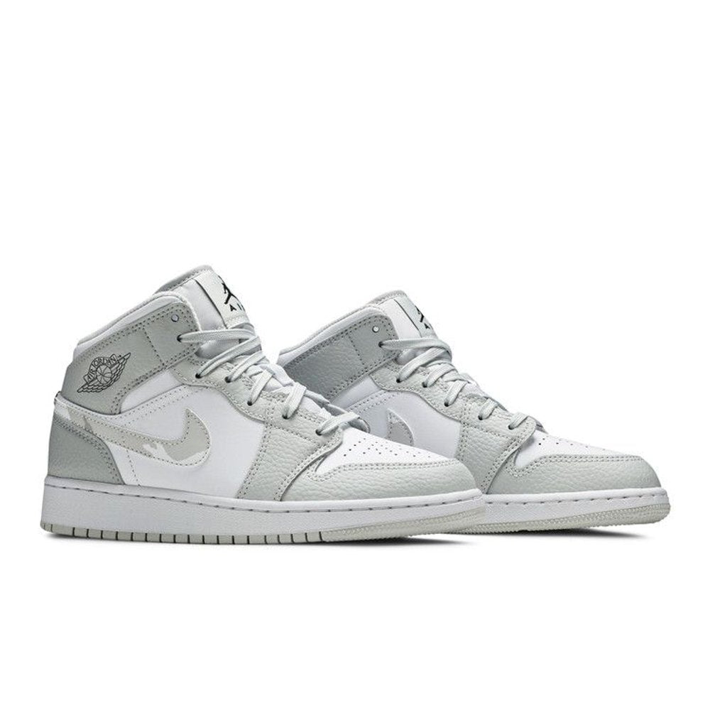 Jordan 1 Mid Grey Camo (GS) – lifestyle foto | Purekickz