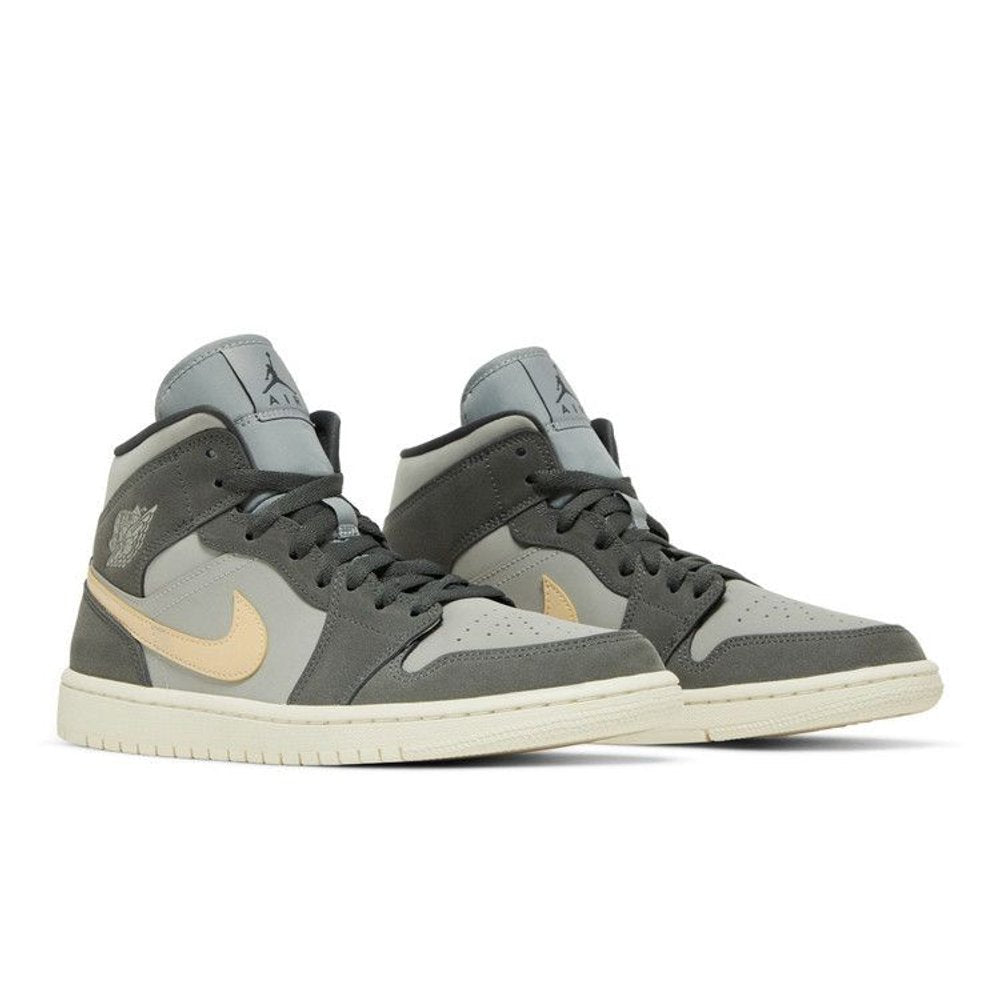 Jordan 1 Mid Grey Onyx – lifestyle foto | Purekickz