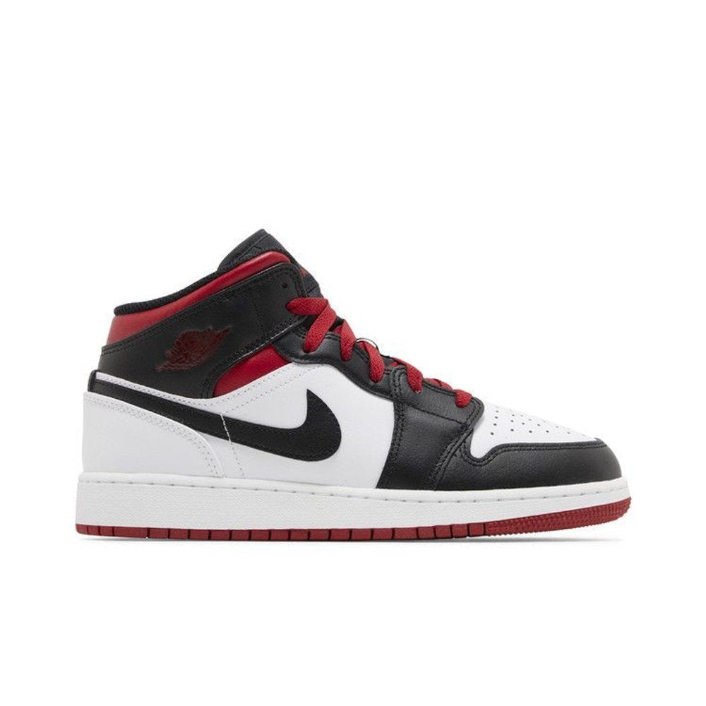 Jordan 1 Mid Gym Red Black Toe (GS) – boční pohled | Purekickz
