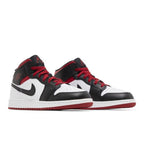 Jordan 1 Mid Gym Red Black Toe (GS) – lifestyle foto | Purekickz