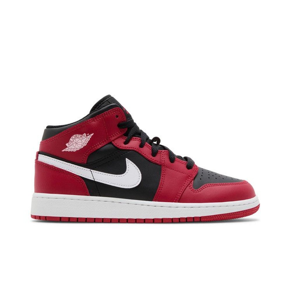 Jordan 1 Mid Gym Red Black White – boční pohled | Purekickz