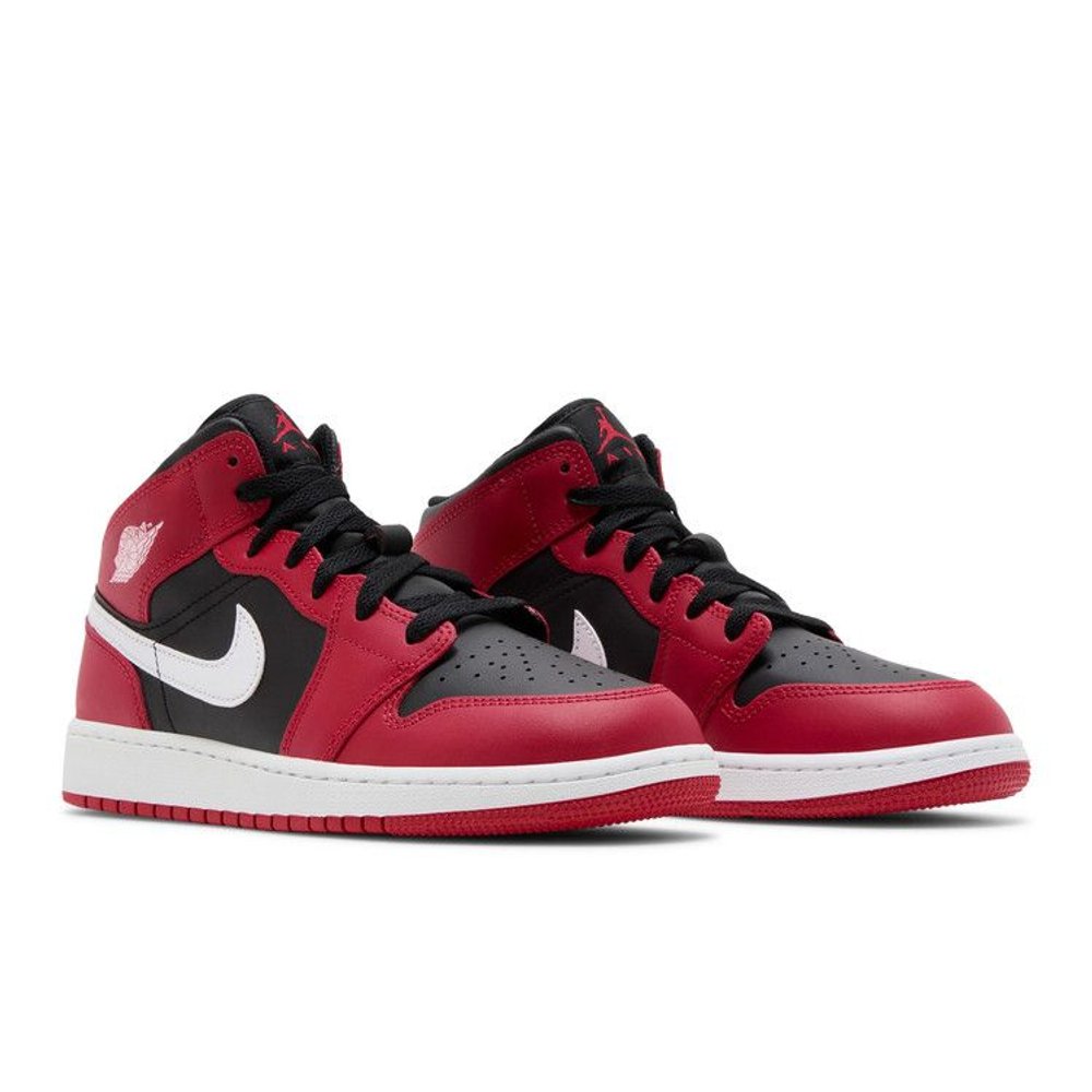 Jordan 1 Mid Gym Red Black White – lifestyle foto | Purekickz