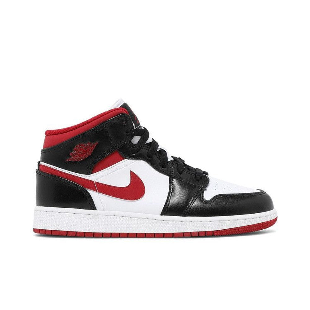 Jordan 1 Mid Gym Red Black White (GS) – boční pohled | Purekickz