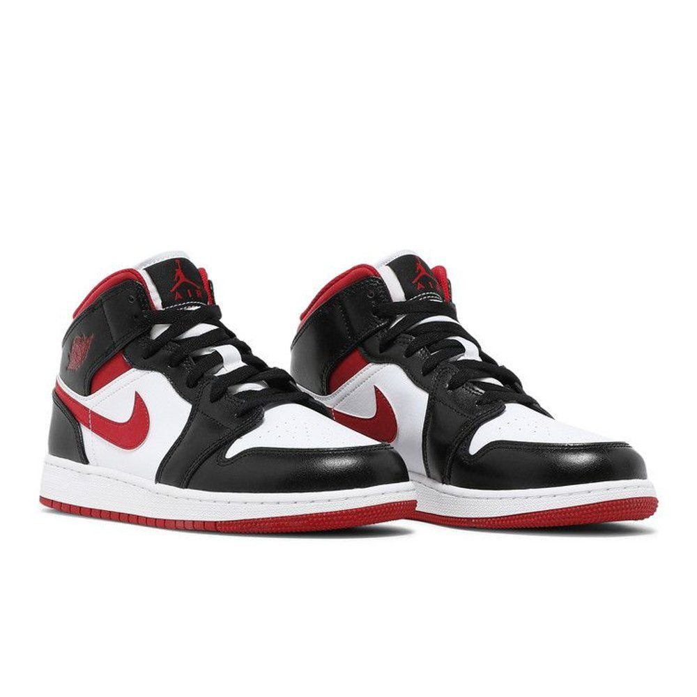 Jordan 1 Mid Gym Red Black White (GS) – lifestyle foto | Purekickz