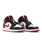 Jordan 1 Mid Gym Red Black White (GS) – lifestyle foto | Purekickz