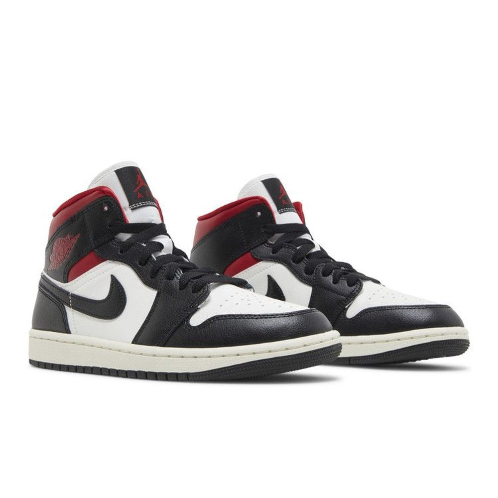 Jordan 1 Mid Gym Red Panda (W) – lifestyle foto | Purekickz