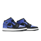Jordan 1 Mid Hyper Royal (GS) – lifestyle foto | Purekickz