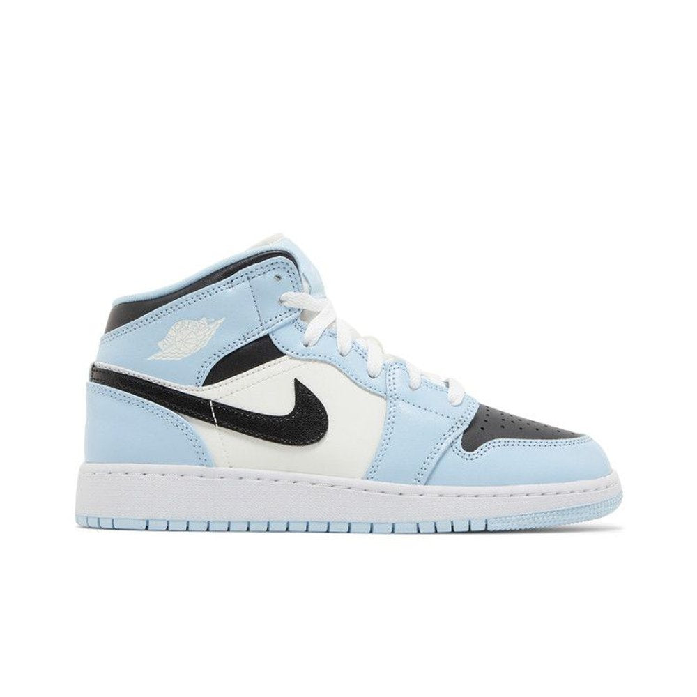 Jordan 1 Mid Ice Blue (2022) (GS) – boční pohled | Purekickz
