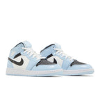 Jordan 1 Mid Ice Blue (2022) (GS) – lifestyle foto | Purekickz