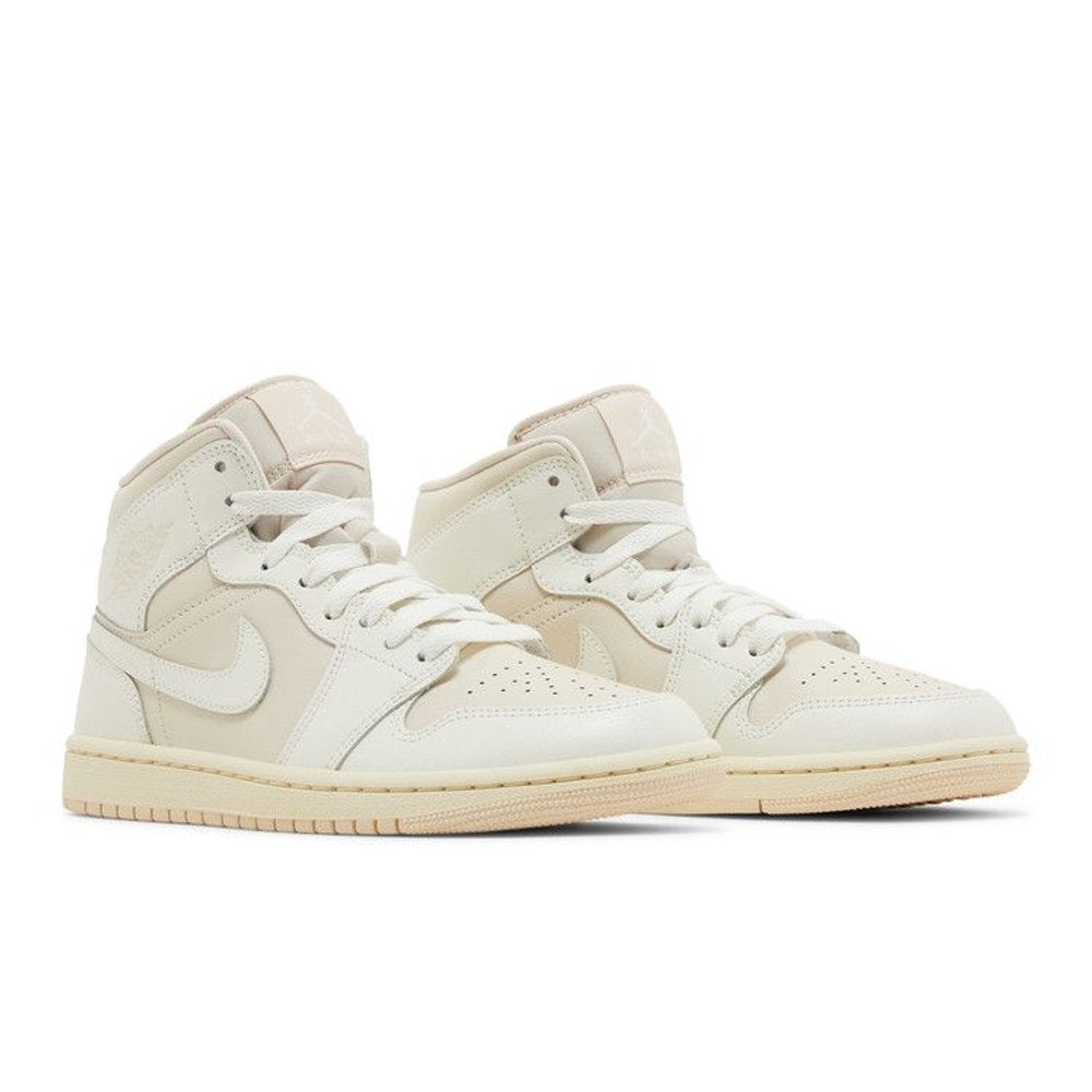 Jordan 1 Mid Legend Light Brown (W) – lifestyle foto | Purekickz
