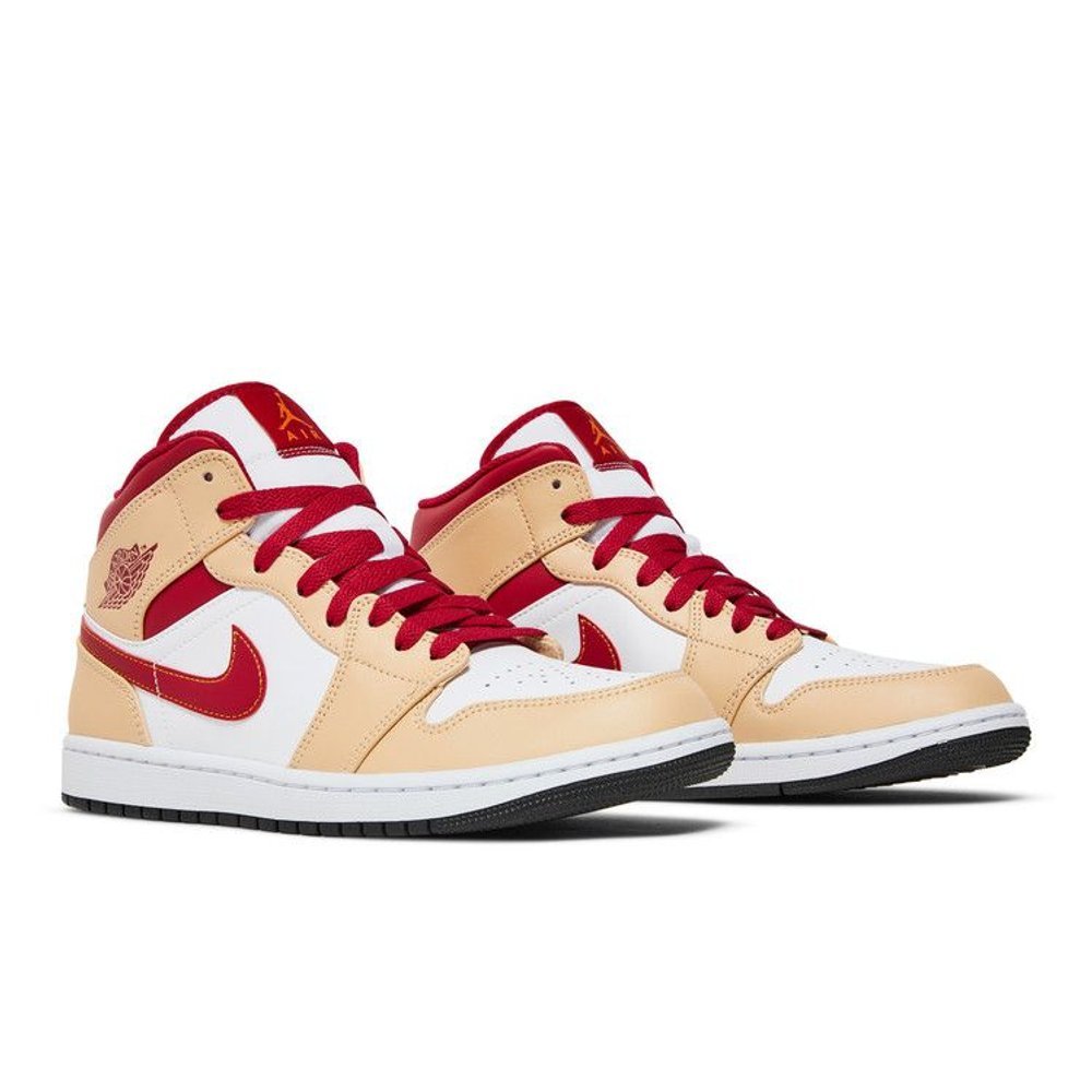 Jordan 1 Mid Light Curry Cardinal – lifestyle foto | Purekickz