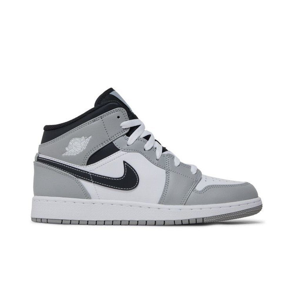 Jordan 1 Mid Light Smoke Grey (GS) – boční pohled | Purekickz