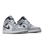 Jordan 1 Mid Light Smoke Grey (GS) – lifestyle foto | Purekickz