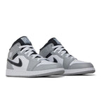 Jordan 1 Mid Light Smoke Grey (GS) – lifestyle foto | Purekickz
