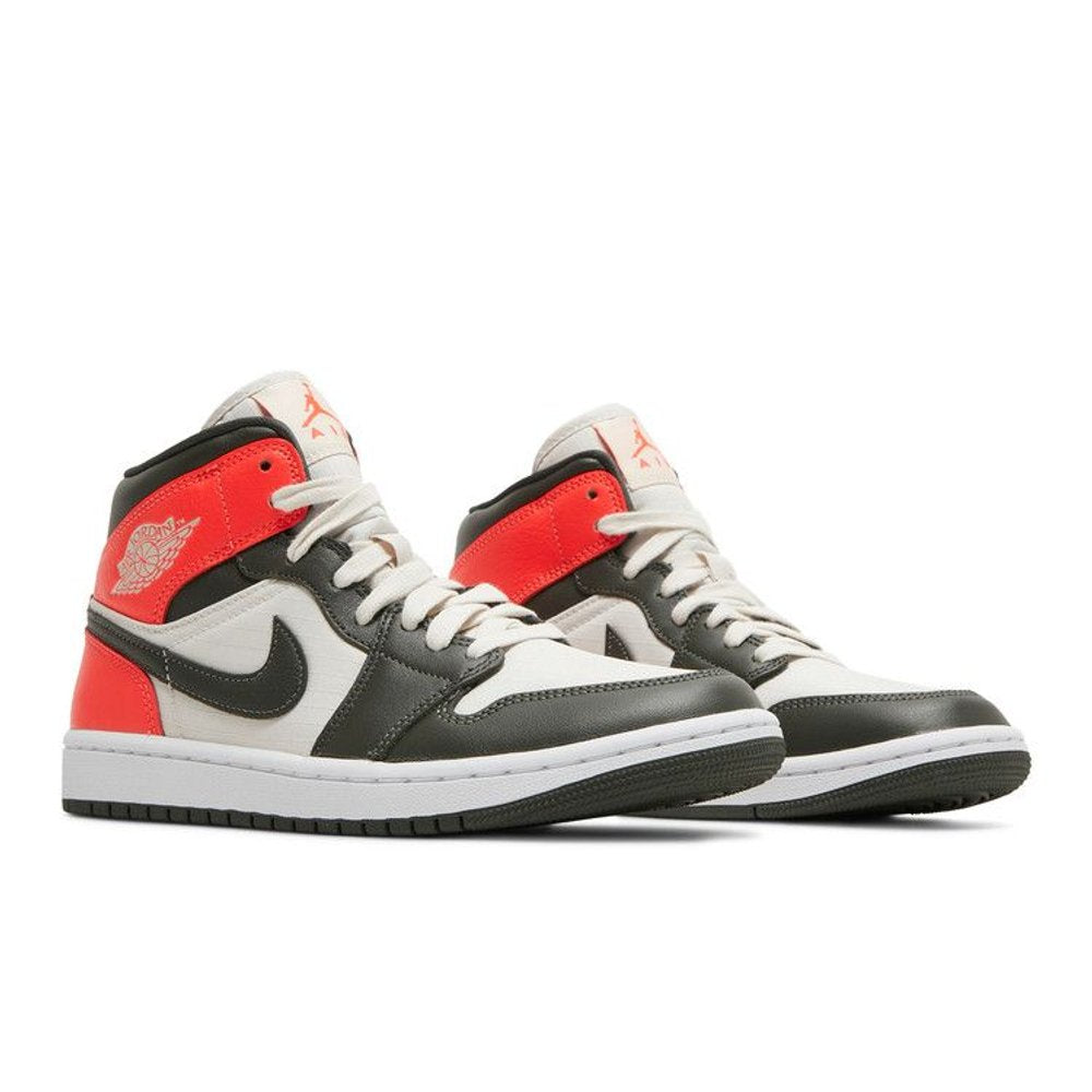 Jordan 1 Mid Newsprint Light Orewood Brown (W) – lifestyle foto | Purekickz