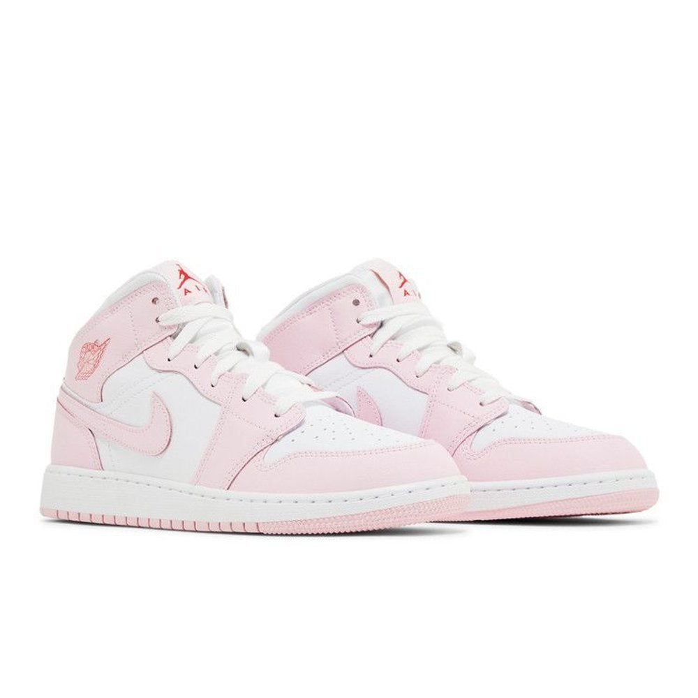Jordan 1 Mid Pink Foam Fire Red (GS) – lifestyle foto | Purekickz