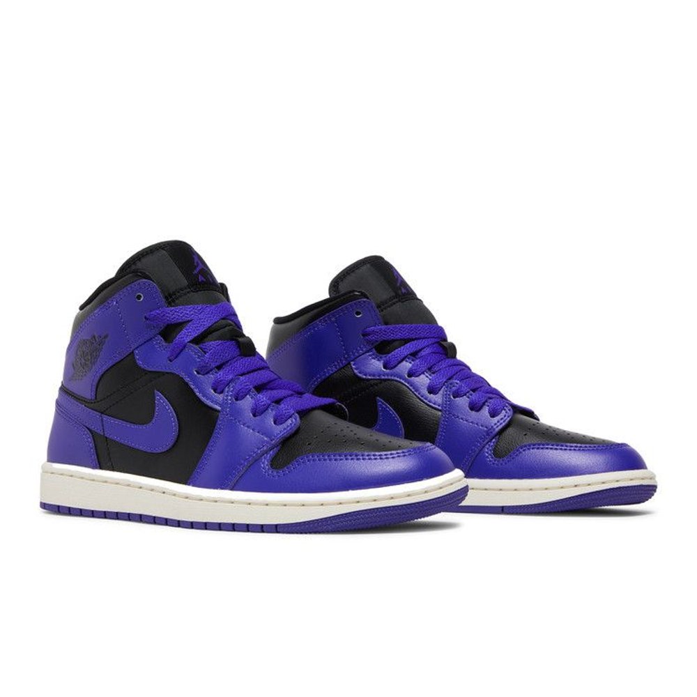 Jordan 1 Mid Purple Black (W) – lifestyle foto | Purekickz