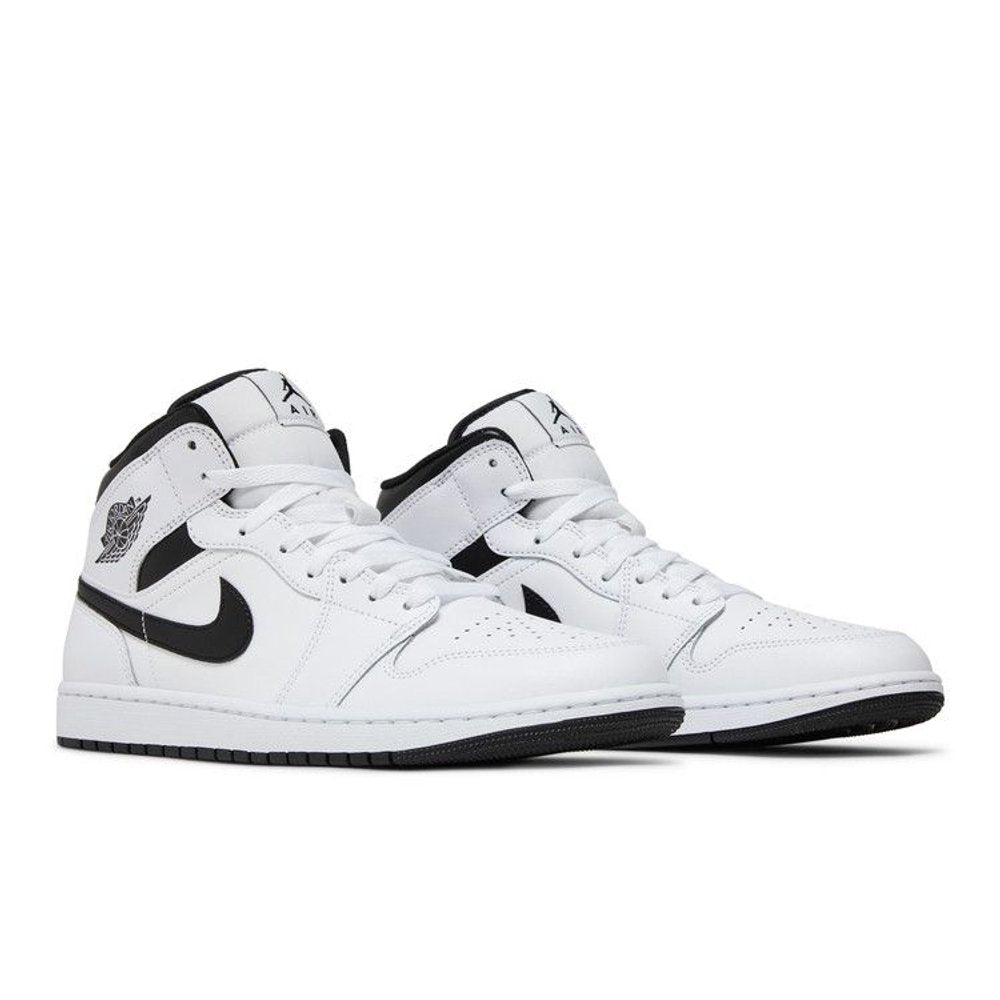Jordan 1 Mid Reverse Panda – lifestyle foto | Purekickz