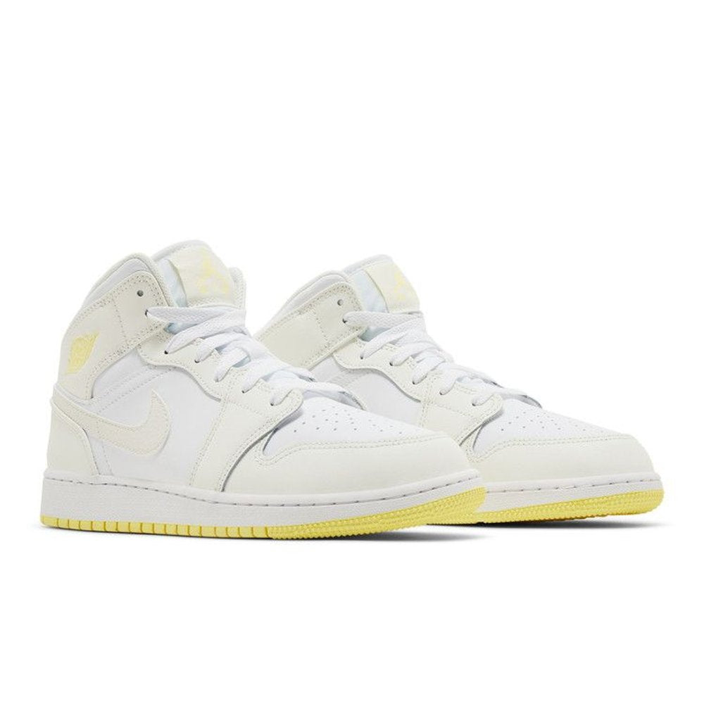 Jordan 1 Mid Sail Light Laser Orange (GS) – lifestyle foto | Purekickz