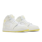 Jordan 1 Mid Sail Light Laser Orange (GS) – lifestyle foto | Purekickz