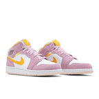 Jordan 1 Mid SE Arctic Pink (GS) – lifestyle foto | Purekickz