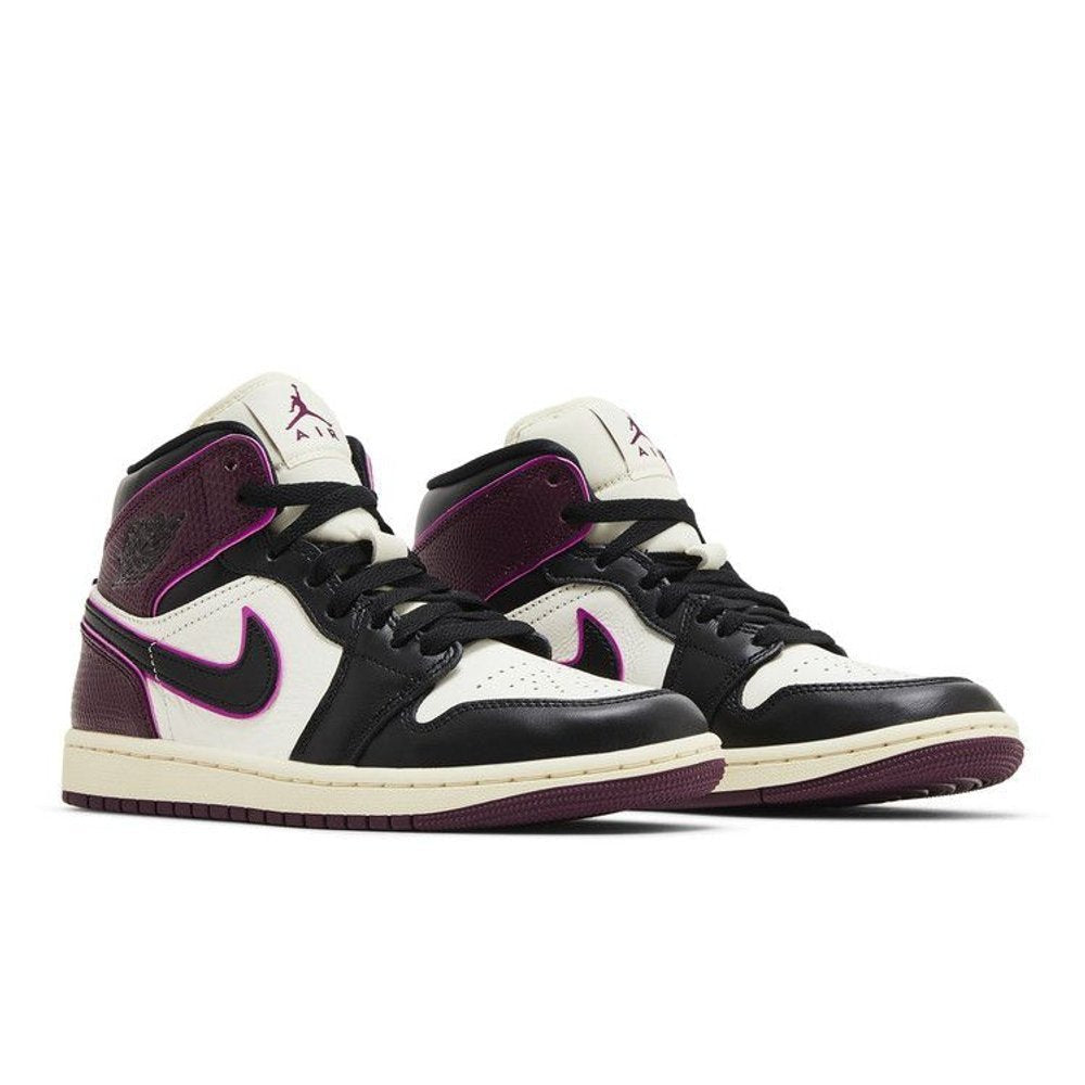 Jordan 1 Mid SE Bordeaux (W) – lifestyle foto | Purekickz