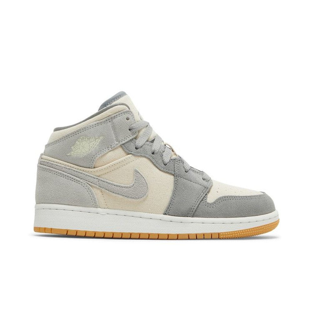 Jordan 1 Mid SE Coconut Milk Particle Grey (GS) – boční pohled | Purekickz
