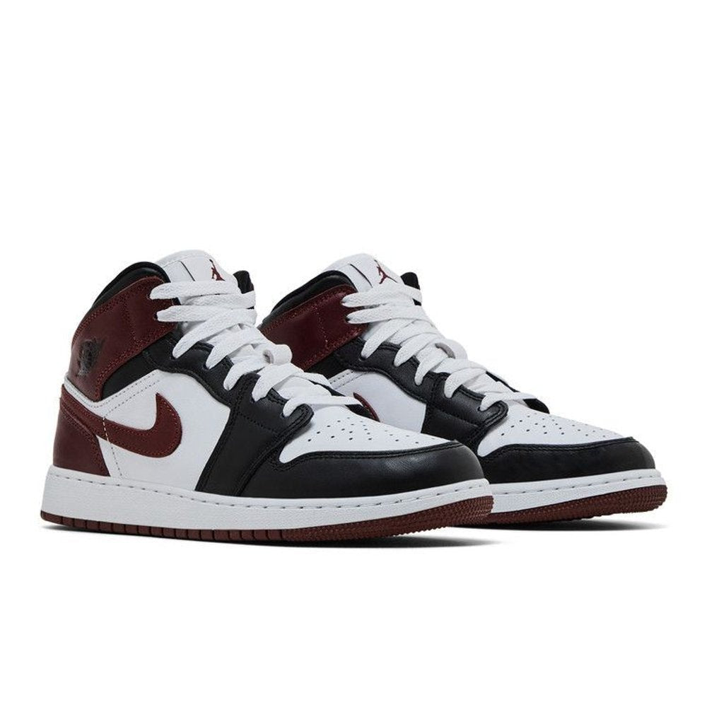 Jordan 1 Mid SE Dark Pony (GS) – lifestyle foto | Purekickz
