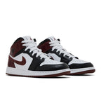 Jordan 1 Mid SE Dark Pony (GS) – lifestyle foto | Purekickz