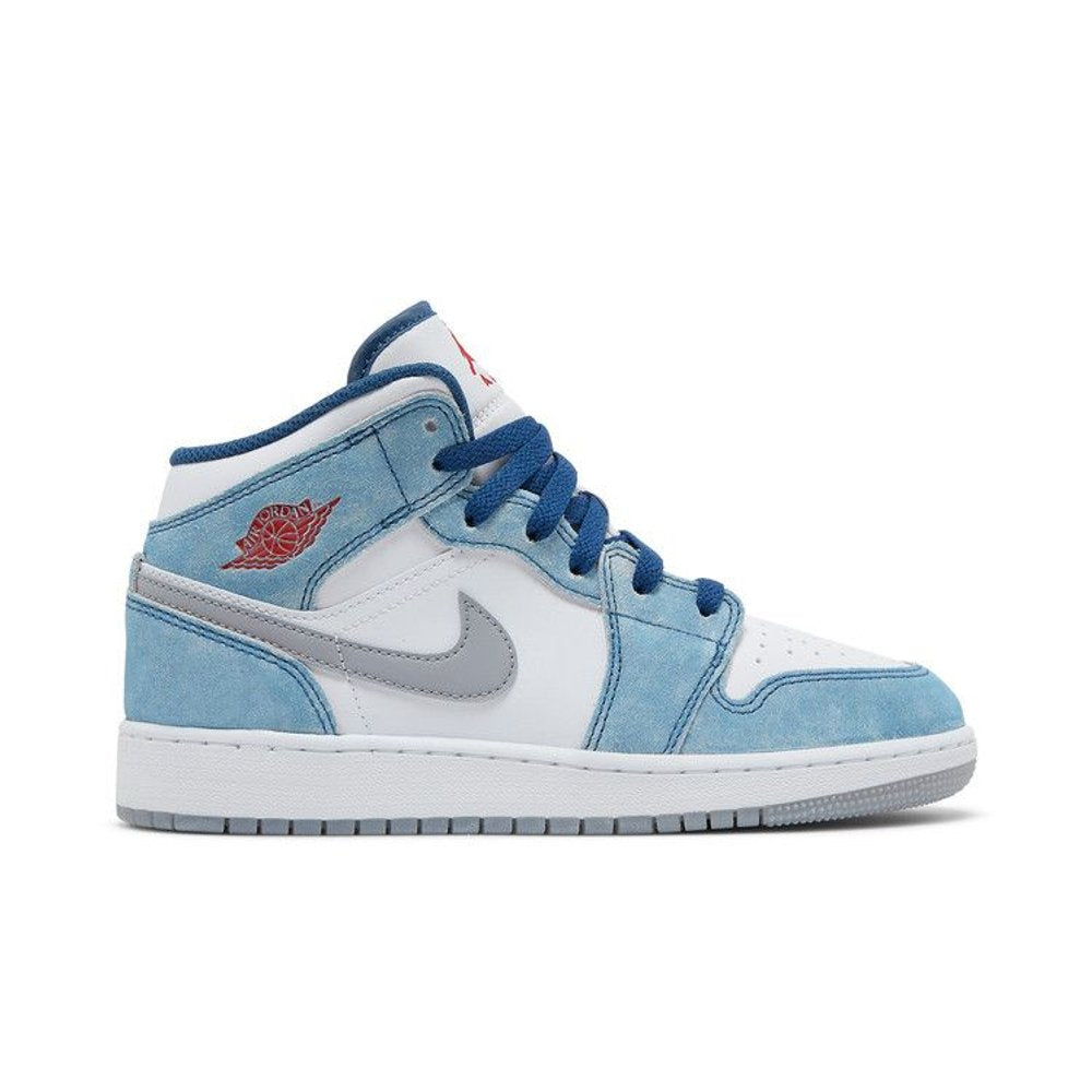 Jordan 1 Mid SE French Blue Light Steel (GS) – boční pohled | Purekickz