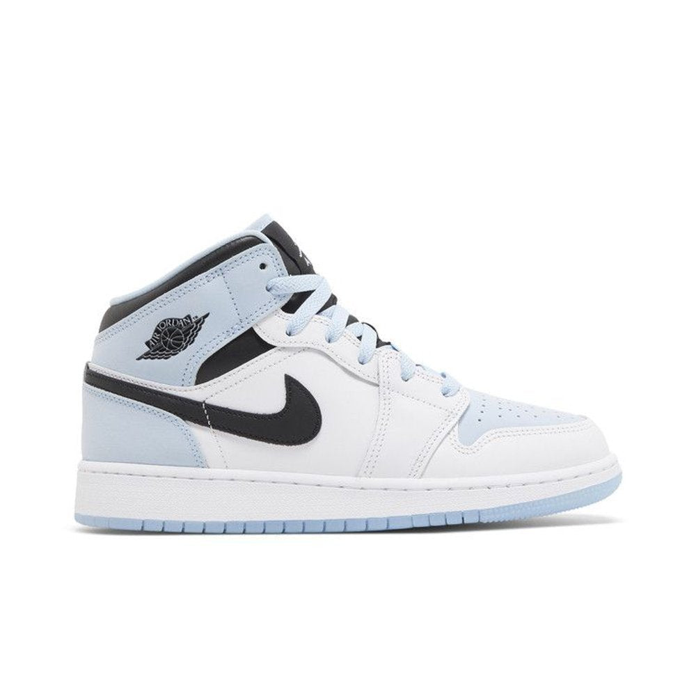 Jordan 1 Mid SE Ice Blue (2023) (GS) – boční pohled | Purekickz