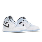 Jordan 1 Mid SE Ice Blue (2023) (GS) – lifestyle foto | Purekickz