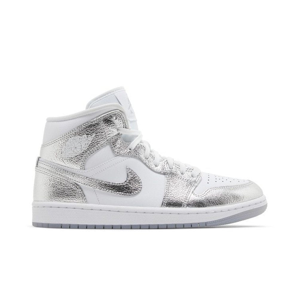 Jordan 1 Mid SE Metallic Silver (W) – boční pohled | Purekickz