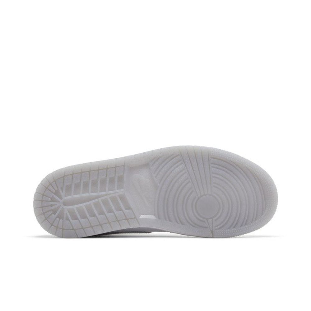 Jordan 1 Mid SE Metallic Silver (W) – zadní pohled | Purekickz