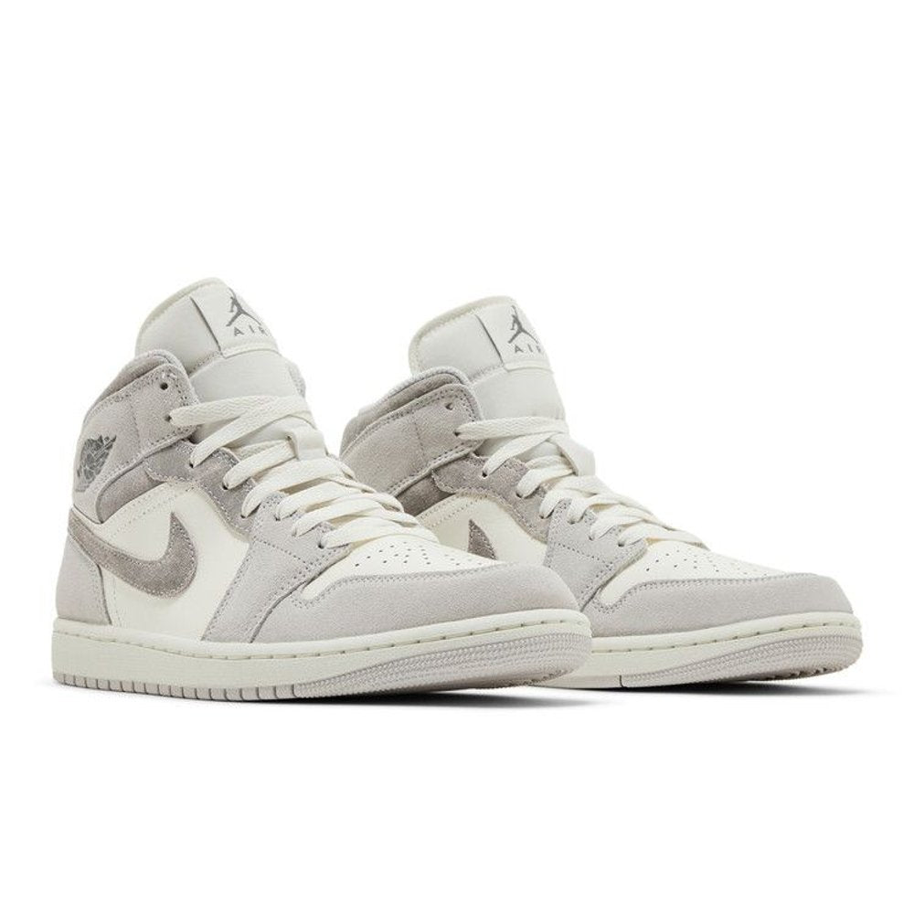 Jordan 1 Mid SE Neutral Grey Sail – lifestyle foto | Purekickz