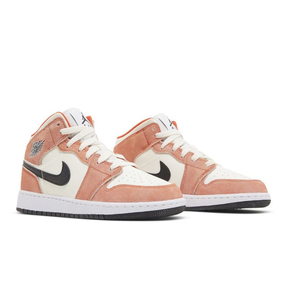 Jordan 1 Mid SE Orange Suede (GS) – lifestyle foto | Purekickz