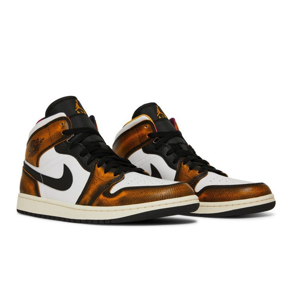 Jordan 1 Mid SE Orange Wear Away – lifestyle foto | Purekickz
