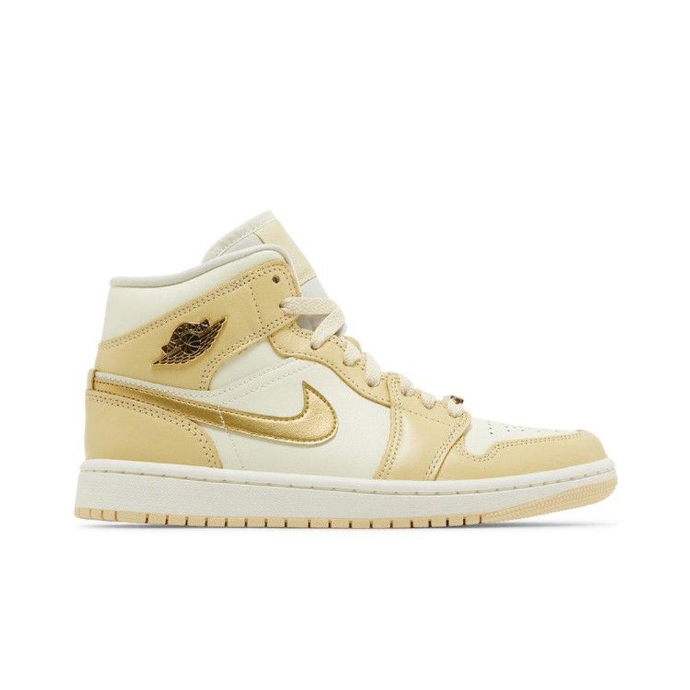 Jordan 1 Mid SE Pale Vanilla Metallic Gold (W) – boční pohled | Purekickz
