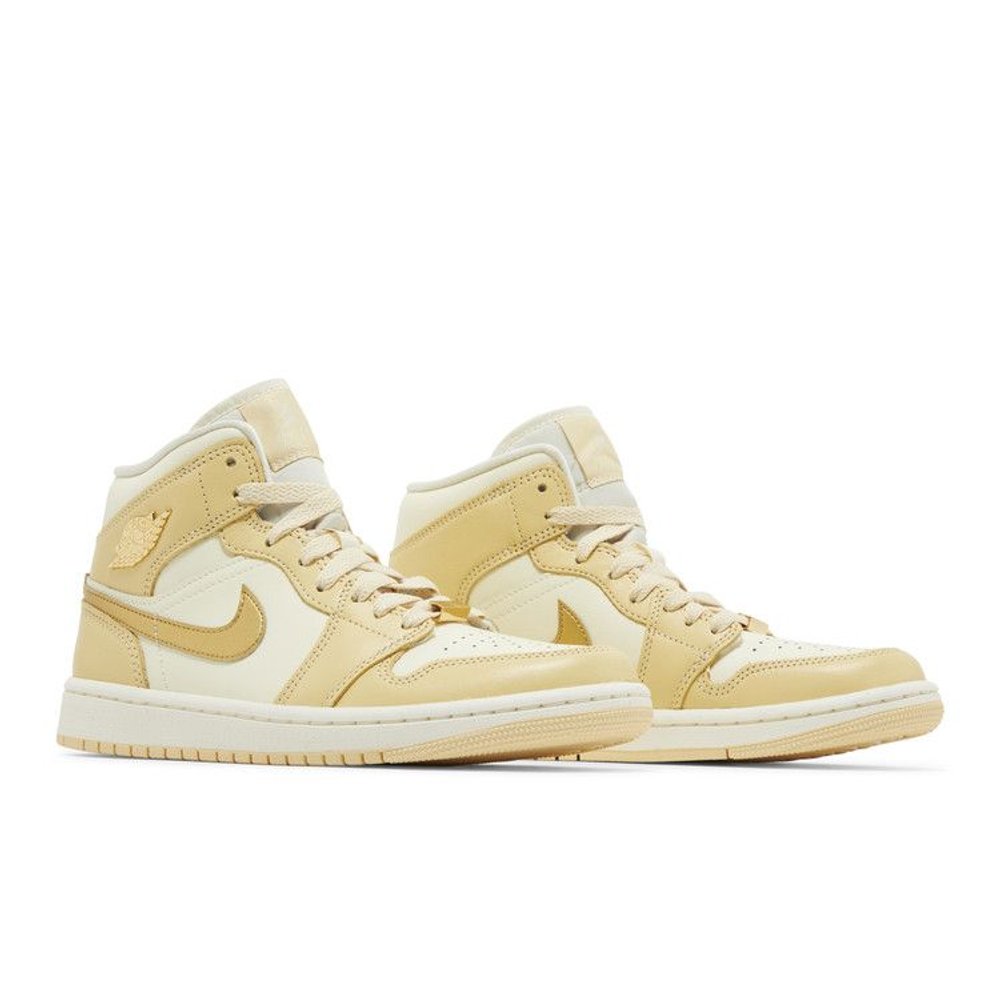 Jordan 1 Mid SE Pale Vanilla Metallic Gold (W) – lifestyle foto | Purekickz