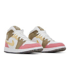Jordan 1 Mid SE Pastel Vivid Green Grind (GS) – lifestyle foto | Purekickz