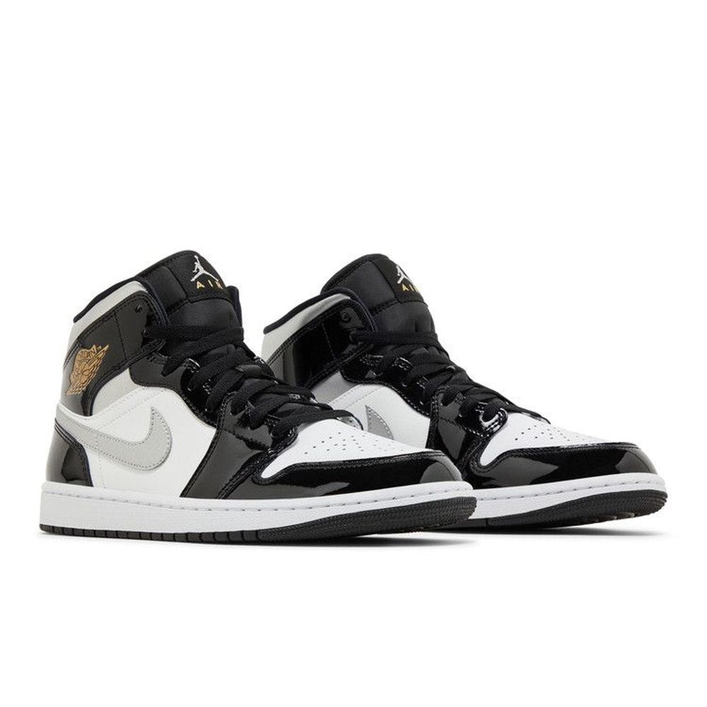 Jordan 1 Mid SE Patent Black White Metallic Silver Metallic Gold – lifestyle foto | Purekickz