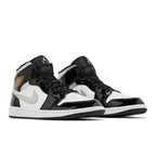 Jordan 1 Mid SE Patent Black White Metallic Silver Metallic Gold – lifestyle foto | Purekickz