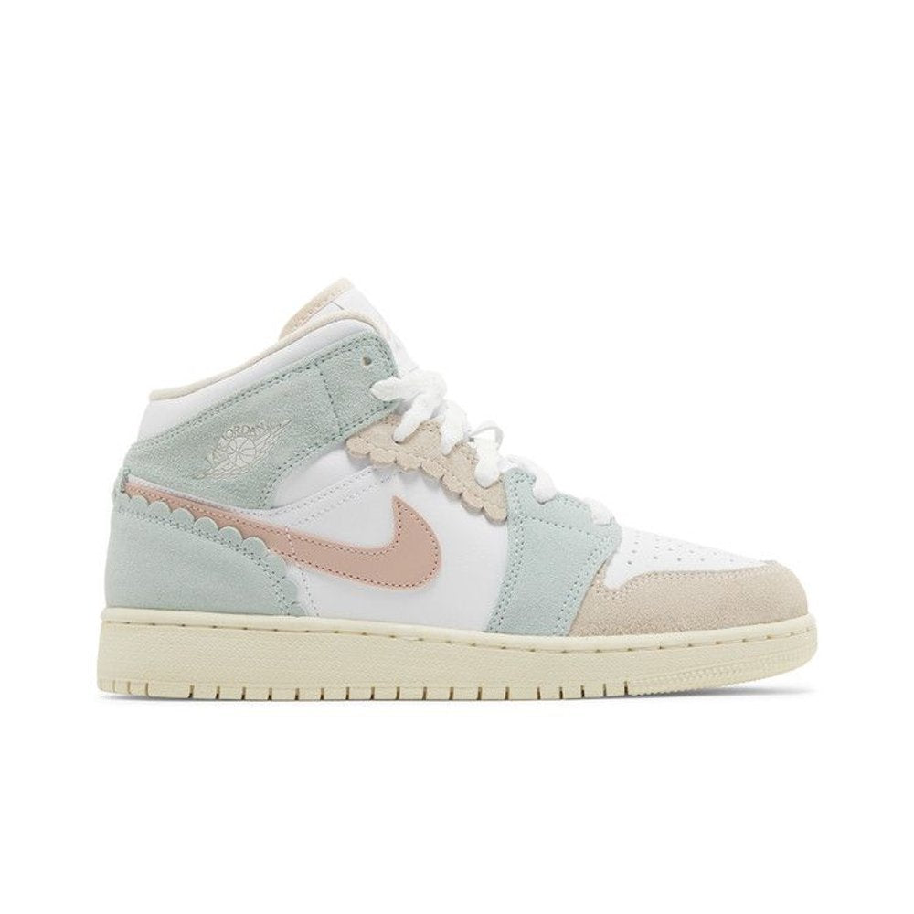 Jordan 1 Mid SE Pink Oxford (GS) – boční pohled | Purekickz
