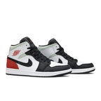 Jordan 1 Mid SE Red Black Toe – lifestyle foto | Purekickz