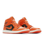 Jordan 1 Mid SE Rush Orange Crimson Bliss (W) – lifestyle foto | Purekickz