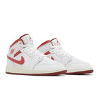 Jordan 1 Mid SE White Dune Red (GS) – lifestyle foto | Purekickz
