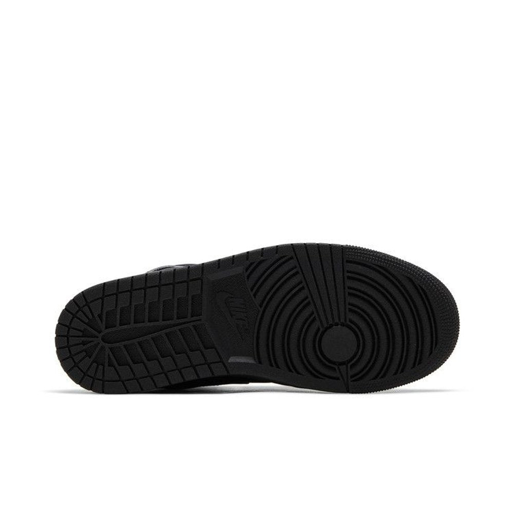 Jordan 1 Mid Triple Black – zadní pohled | Purekickz