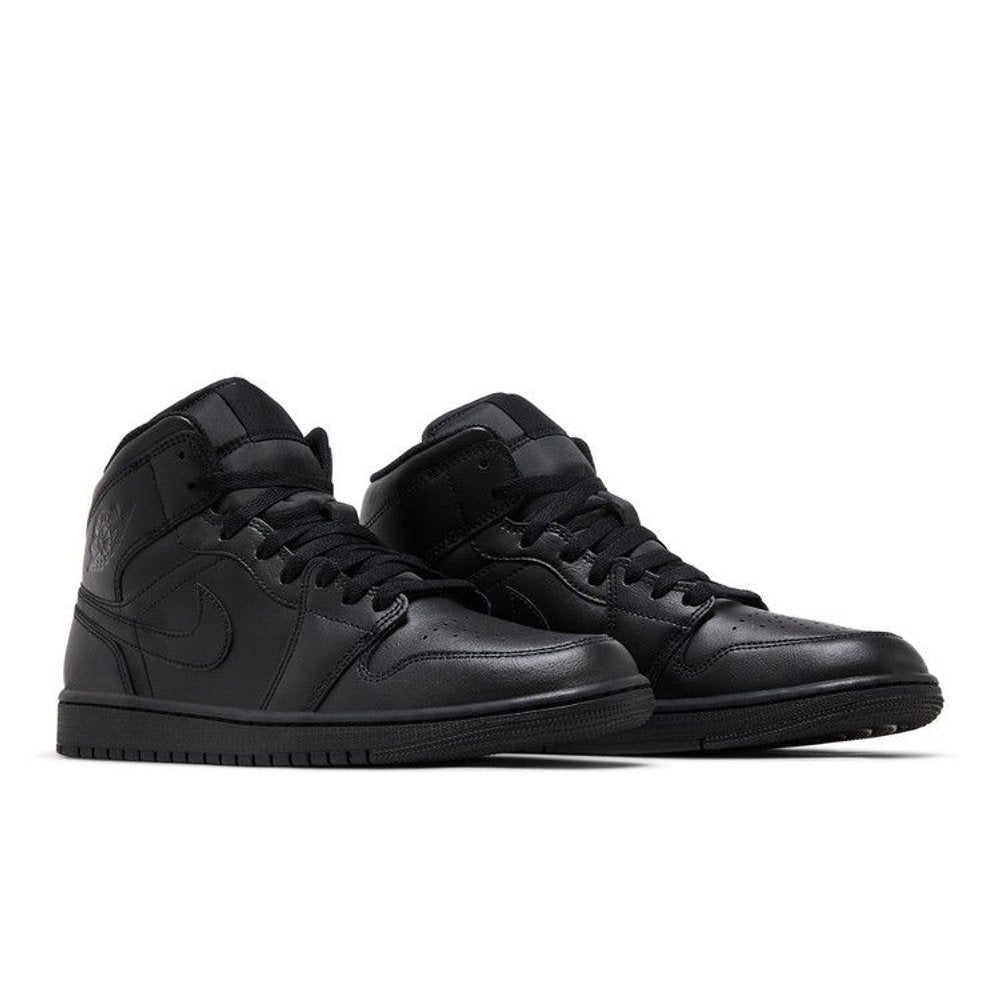 Jordan 1 Mid Triple Black – lifestyle foto | Purekickz