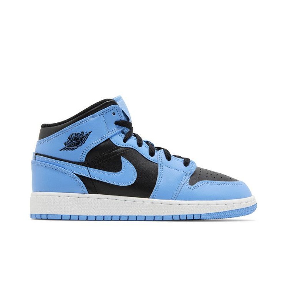 Jordan 1 Mid University Blue Black (GS) – boční pohled | Purekickz
